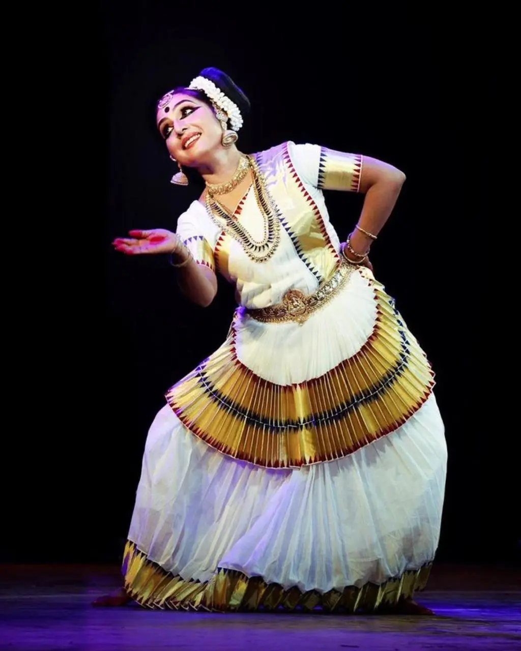 Mohiniyattam dancer performing on stage as part of classical dance classes in Kannur.
