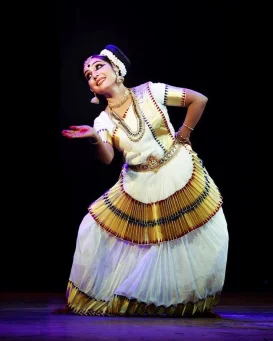 classical-dance-schools-mohiniyattam-training (2) Mohiniyattam dancer performing on stage as part of classical dance classes in Kannur.